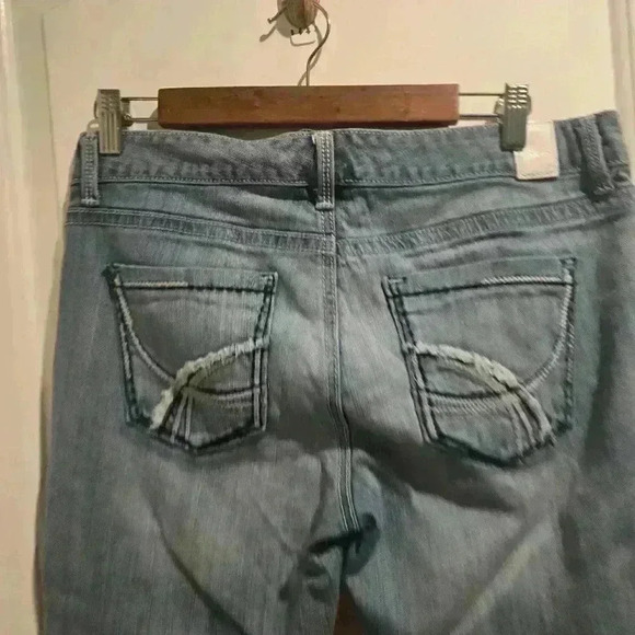 P7038A Maurice's medium denim distressed crop jeans size 31in  / 7/8 - Picture 6 of 7